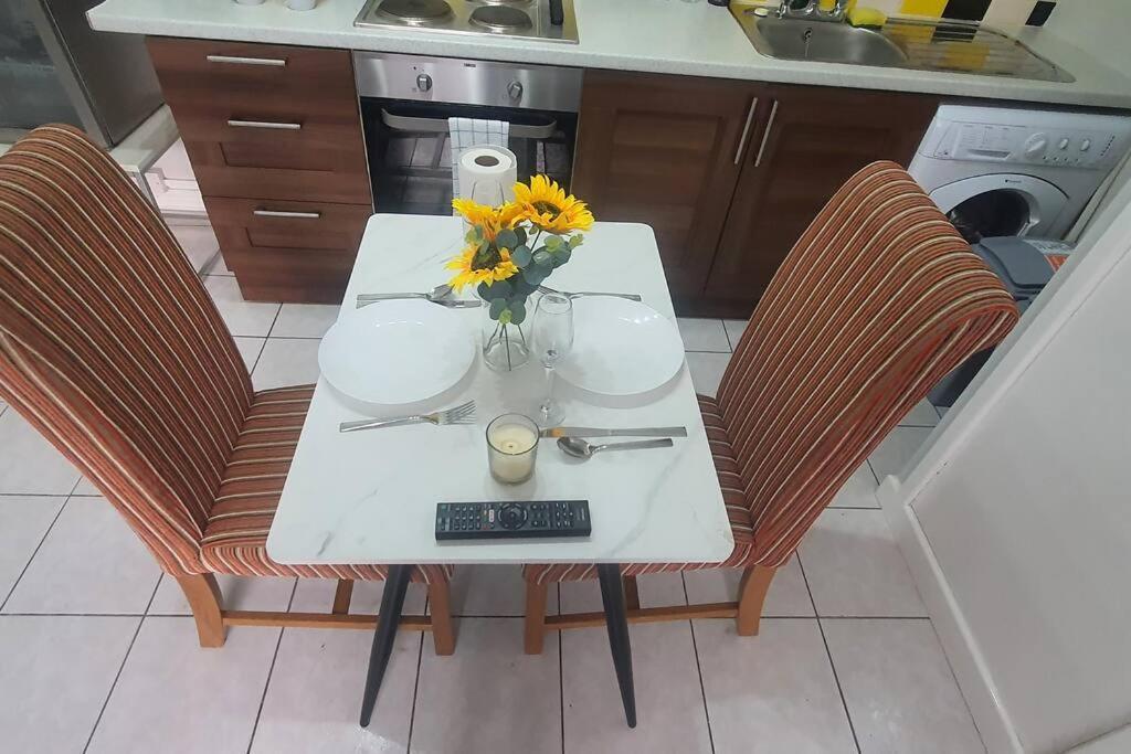 Lister Park Bradford Stylish 1Bed Coach House - Quiet & Tranquil Cottage & Parking Zewnętrze zdjęcie