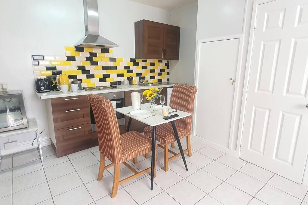 Lister Park Bradford Stylish 1Bed Coach House - Quiet & Tranquil Cottage & Parking Zewnętrze zdjęcie