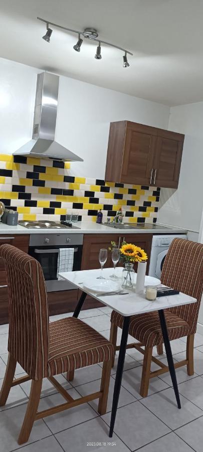 Lister Park Bradford Stylish 1Bed Coach House - Quiet & Tranquil Cottage & Parking Zewnętrze zdjęcie